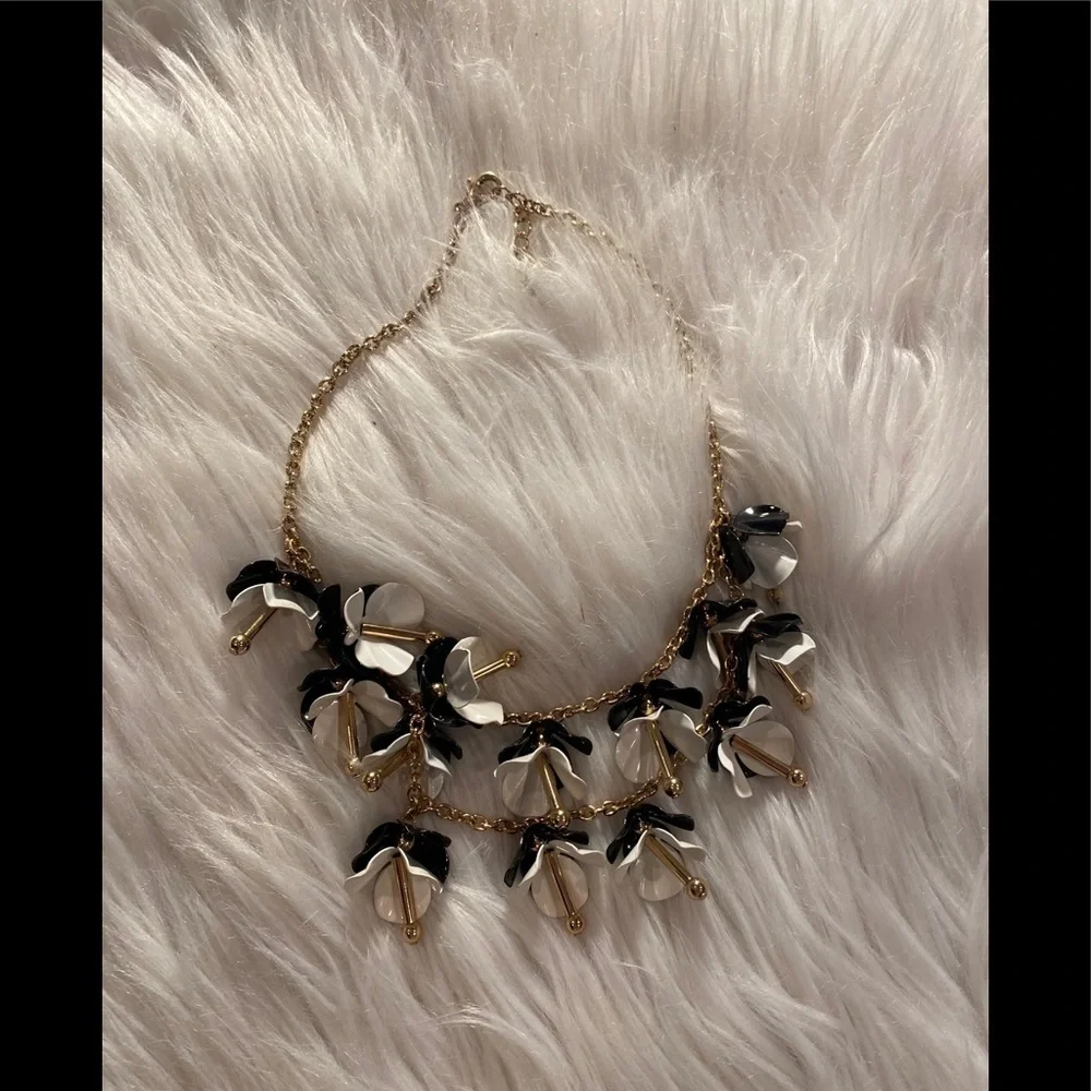 NECKLACE black/ white flowers